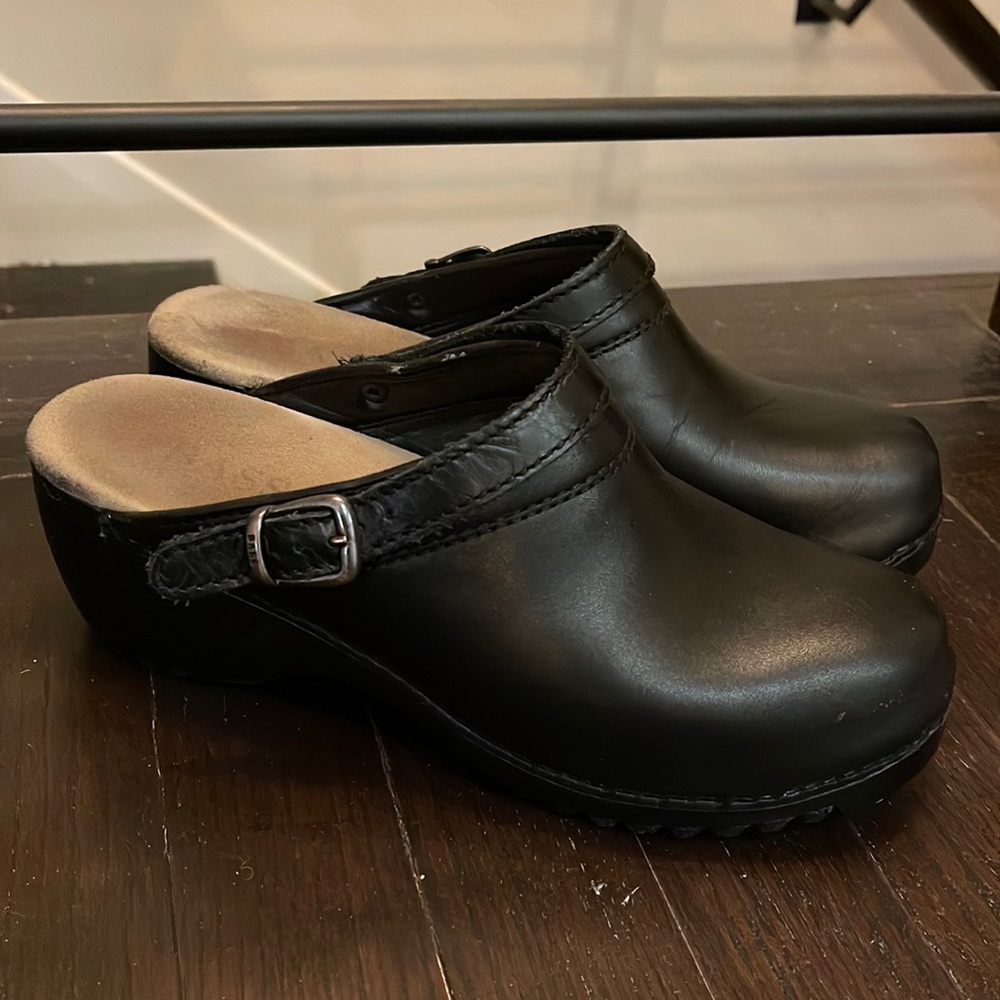 Bass clogs